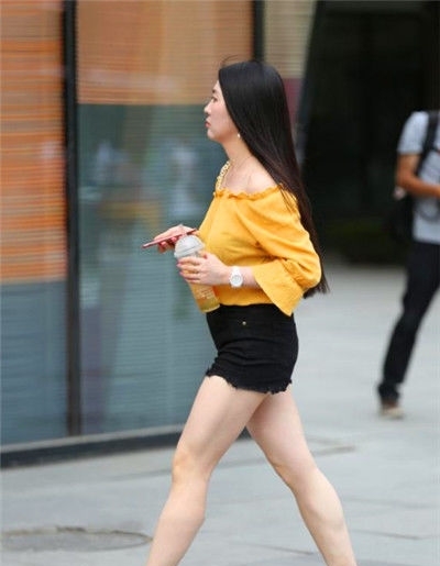 休闲裤:街拍:瑰姿艳逸的小美女,身穿吊带背心配休闲裤,长相清秀又美丽