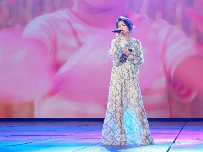 43岁杨千嬅跟38岁陈乔恩撞衫, 网友: 扮嫩只服陈乔恩