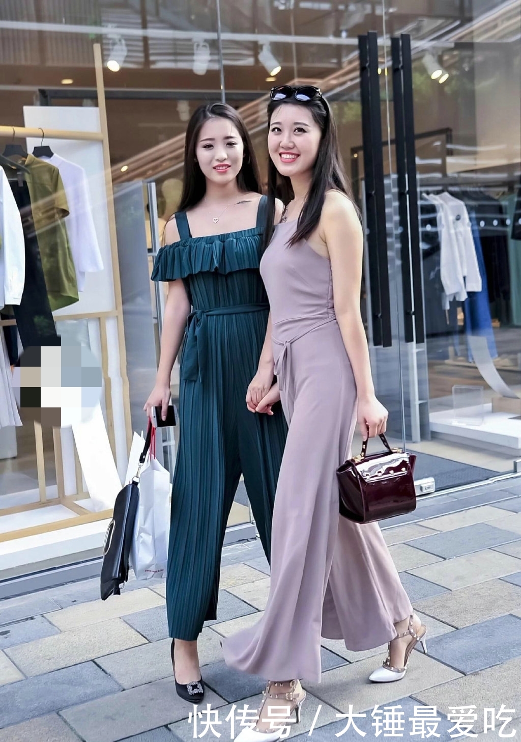 『漂亮』两位漂亮的美女,站立街头宛如一对姐妹花,性感优雅