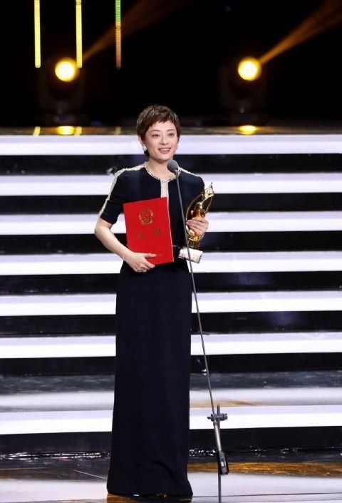 孙俪蓝色衬衫配长裙，优雅如“出水芙蓉”，网友:指甲颜色太惊艳