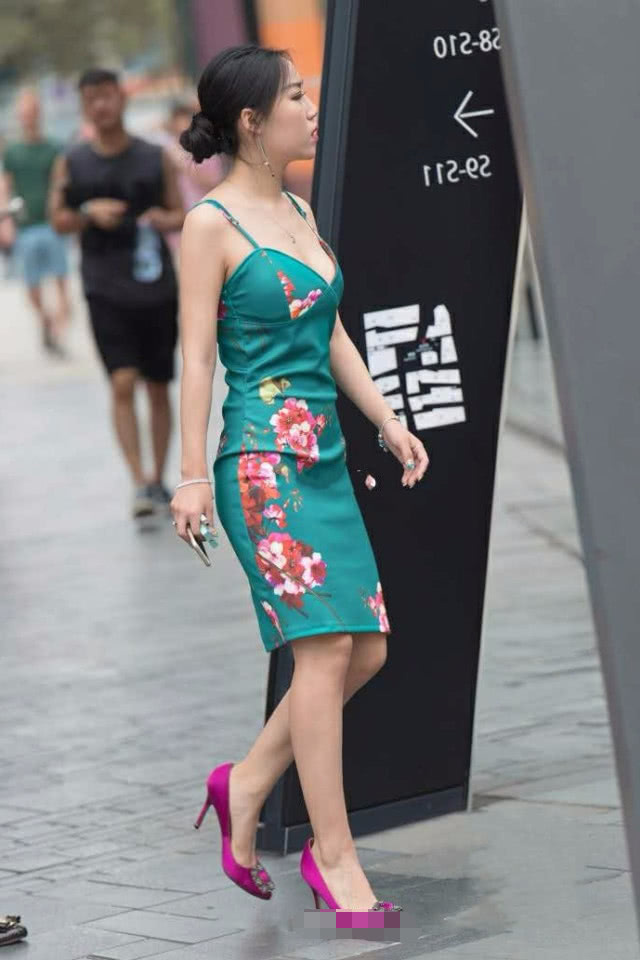 小姐姐穿中国风的吊带连衣裙,性感身材很吸睛,网友:这纹身霸气