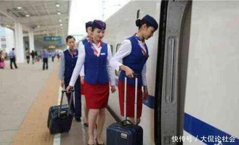 为什么动车女乘务员必须穿丝袜? 说出来你都不信