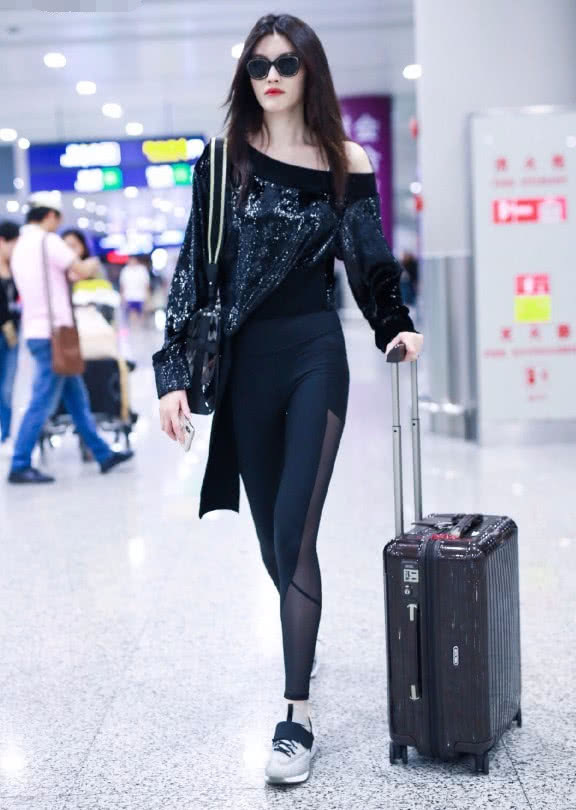 何穗真不愧是超模！穿健美裤直接走机场，回头率百分之两百！