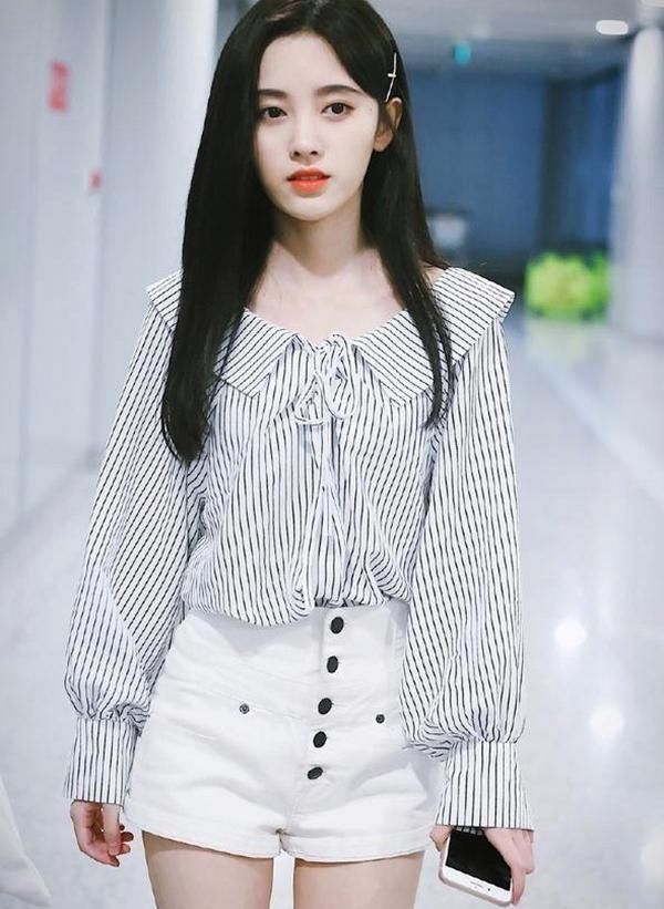 鞠婧祎私下竟长这样，回头的一瞬间，网友直呼：人间尤物！