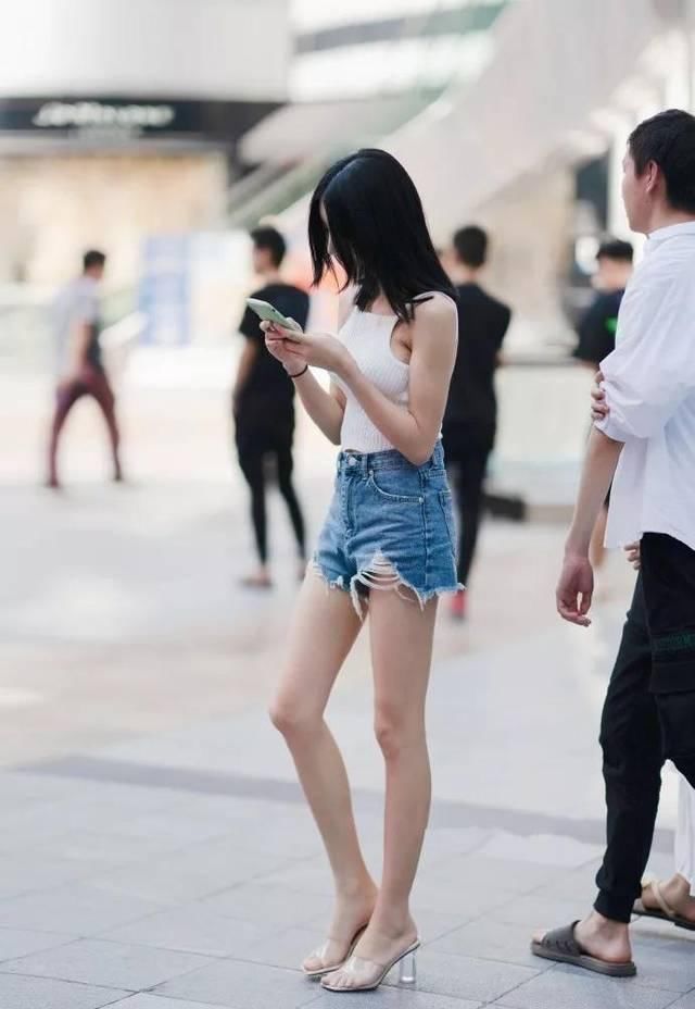  「得更加」高跟鞋搭配短裤，在春天秀出你的大长腿