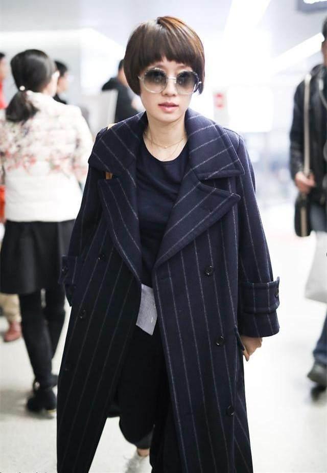 43岁马伊俐撞衫29岁的佟丽娅,一样的大衣却穿出不一样的感觉