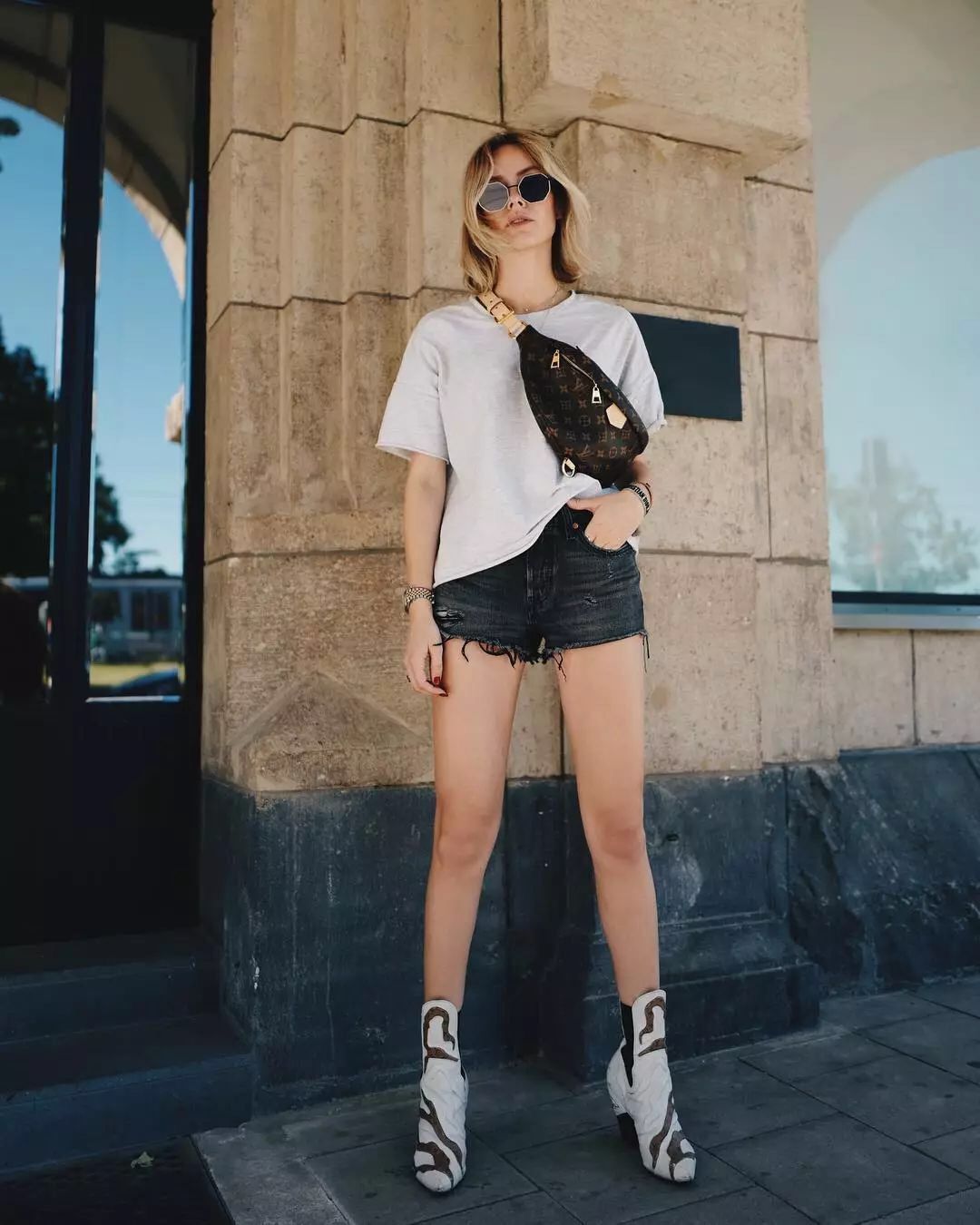 最简单的T恤配最简单的热裤,小短腿拗出大长腿,长腿轰炸~biu~