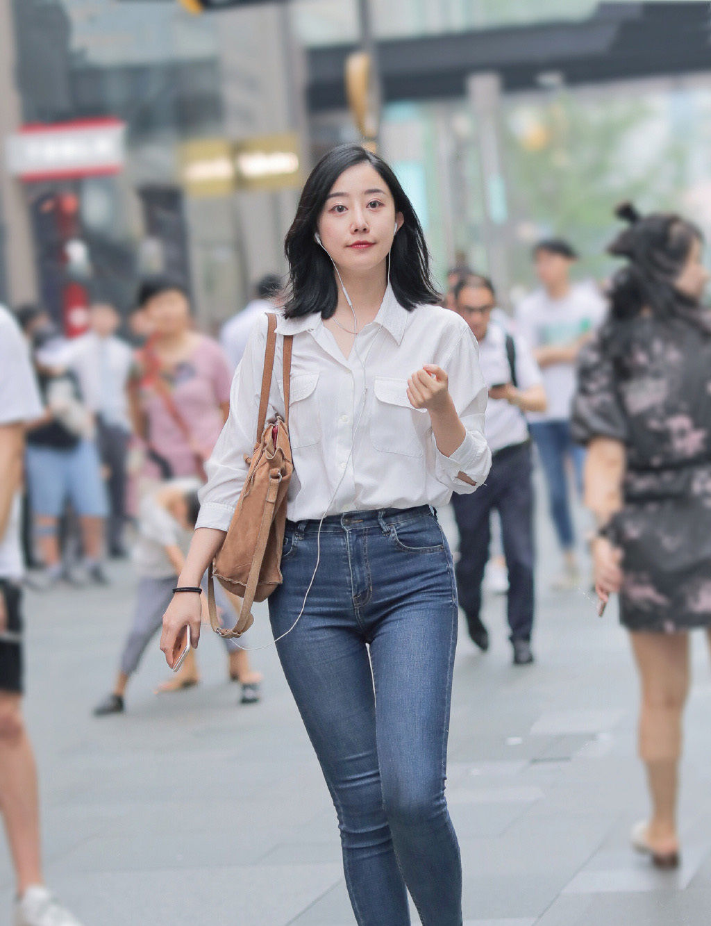  「时尚女生们」打底裤简约大方,给人一种“青春无限好”的感觉