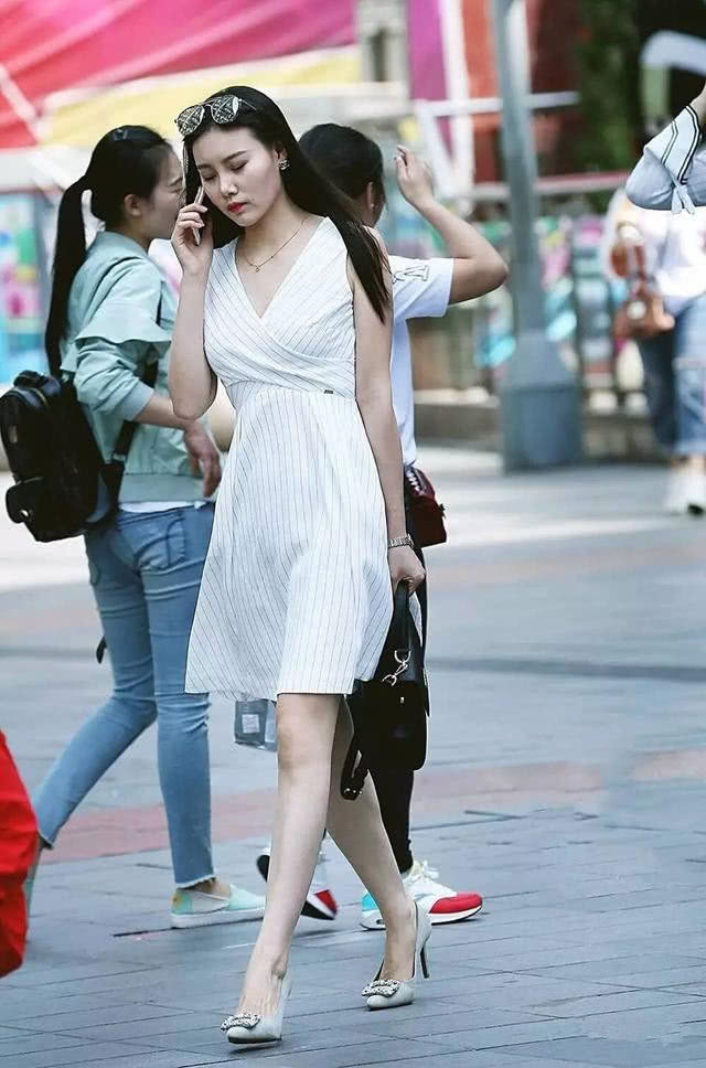 时尚街拍，小姐姐穿着一身包臀紧身衣，把自己的完美身材彻底展现