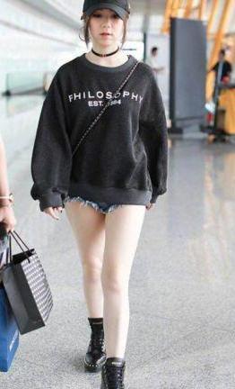 邓紫棋对自己太狠了！短裤直接短到尽头，网友：三角形状挺明显！