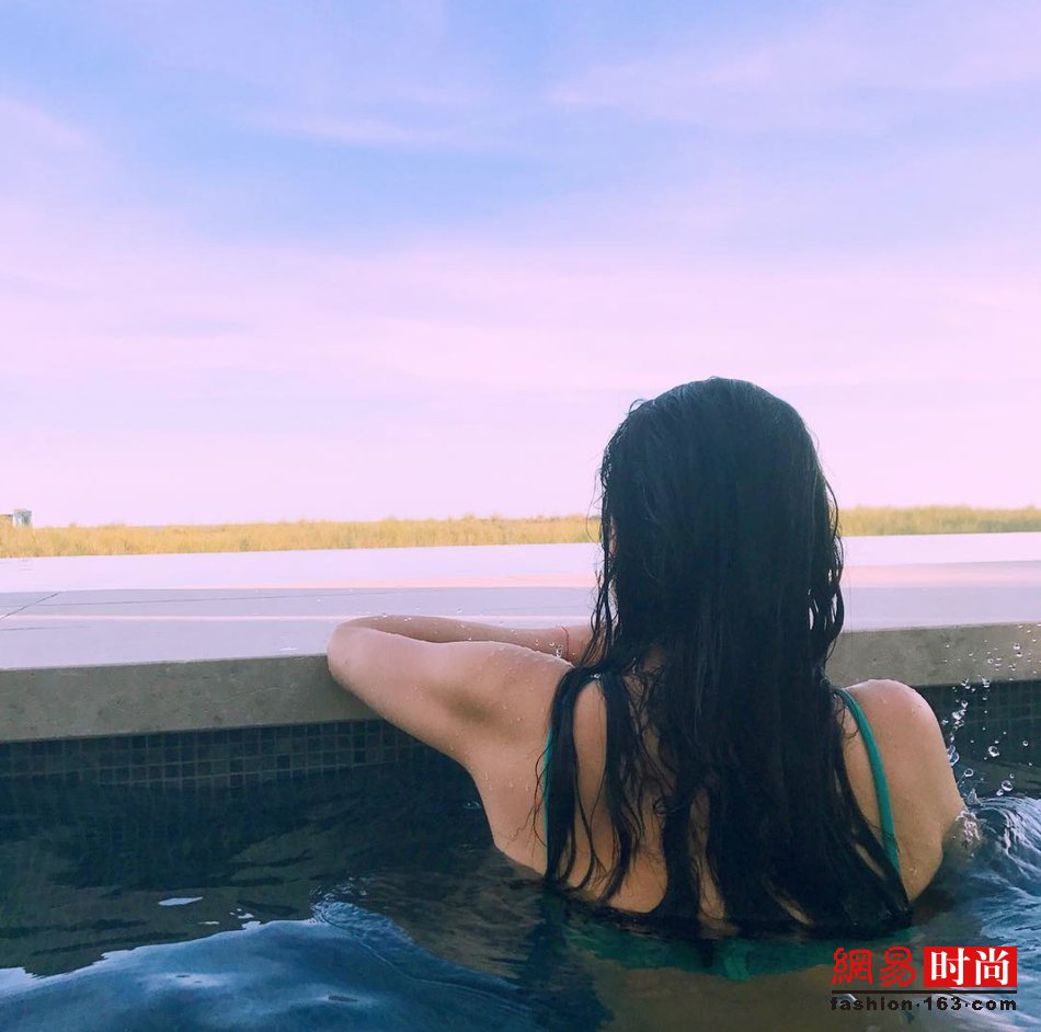 邓文迪穿深v碎花吊带难怪能推倒小27岁男友