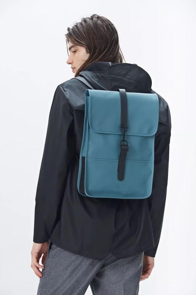 女生别只顾打扮自己!快扔掉男友的小学生书包