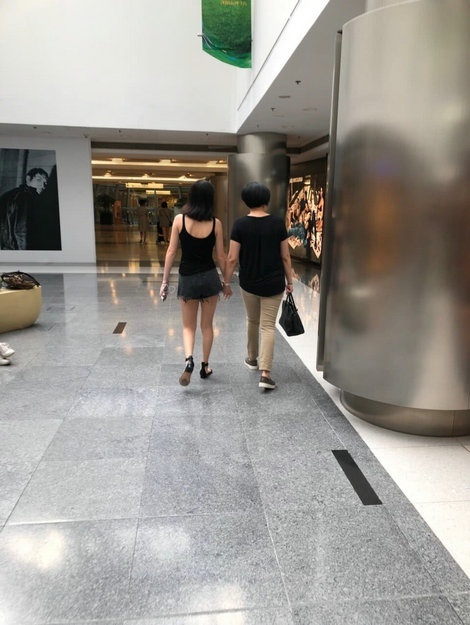 李咏爱妻与女儿逛街被偶遇 16岁的法图麦身高