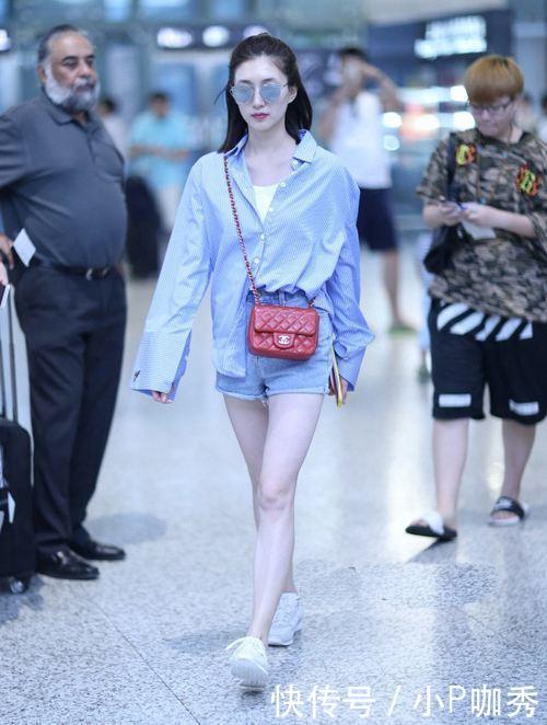 路人街拍，小姐姐长发飘飘拨人心弦，粉色上衣显得皮肤更加白皙