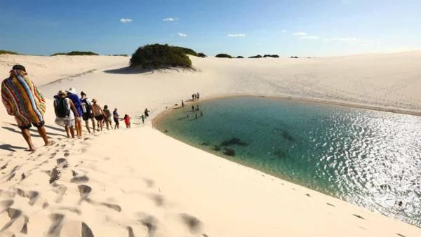 巴西神秘沙漠,突然出现数千湖泊,如同璀璨绿宝石