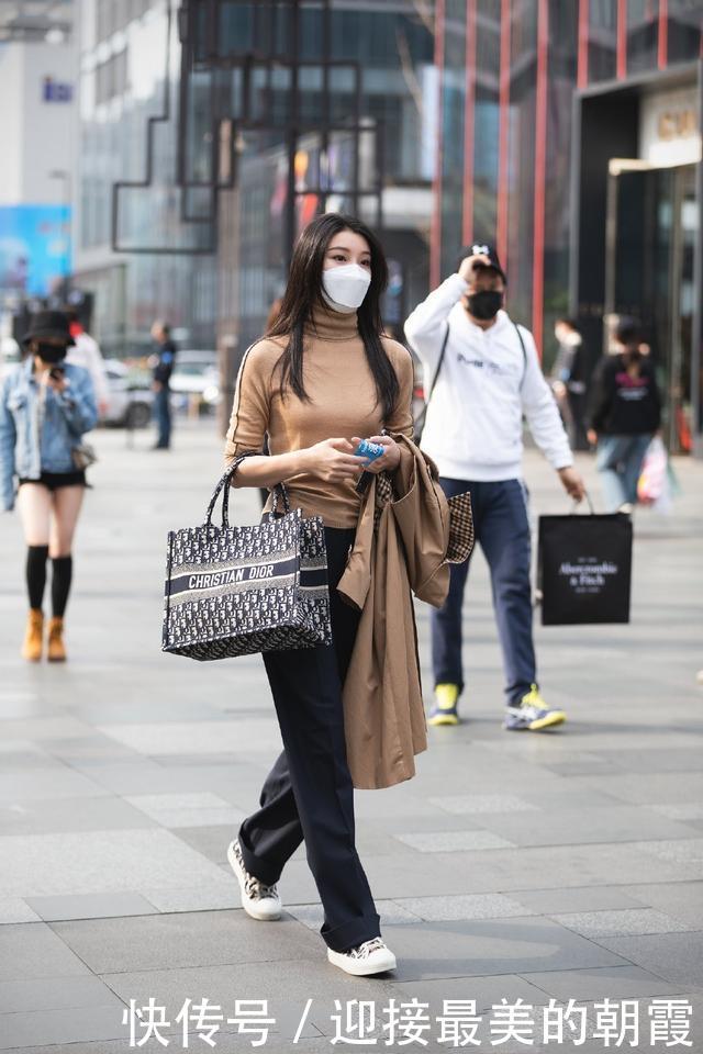  这件■拜托！别再穿圆领卫衣了，今年流行这件单品，省时省力又不费钱