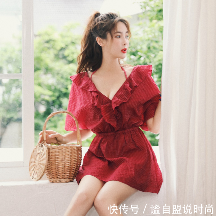 高贵优雅的泳衣美女，迷人的身姿，让人眼前一亮。