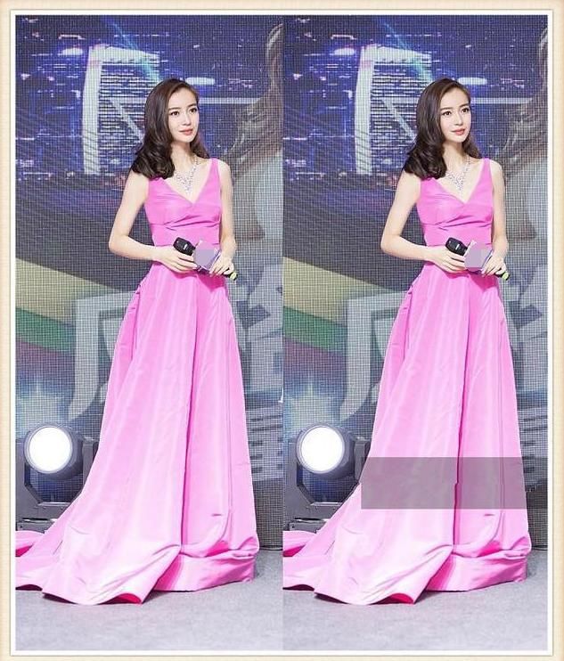 当18岁李诗颖穿粉色裙撞上29岁杨颖，网友：果然姜还是老的辣！