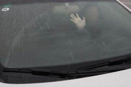 正常行驶途中,汽车前挡却起雾了,这时候该怎么办好?