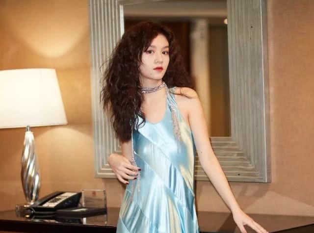  [钟楚曦]喜欢复古风的女生，烫个羊毛卷