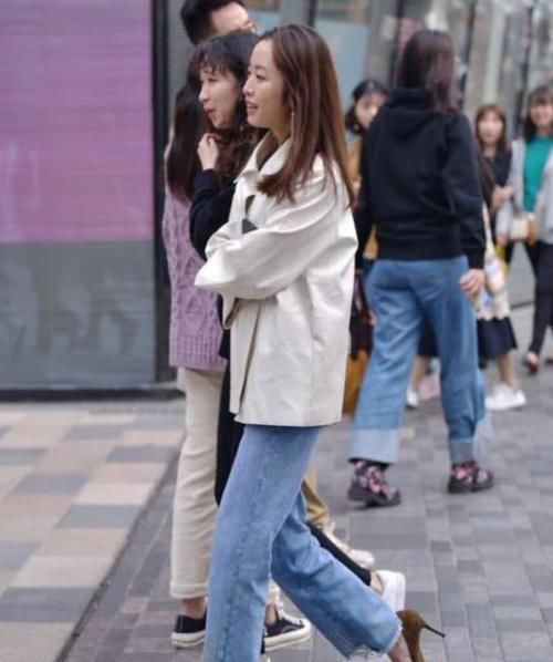  #气质#街拍：秀丽端庄的小姐姐，一件白色的连体裤，时尚优雅气质迷人