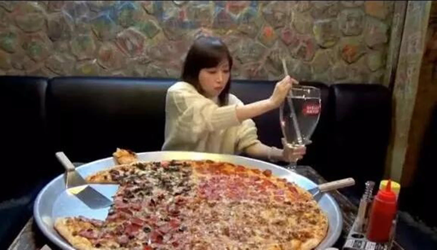 日本大胃王吃播疑似造假，桌上的水杯真相了，网友:大骗子