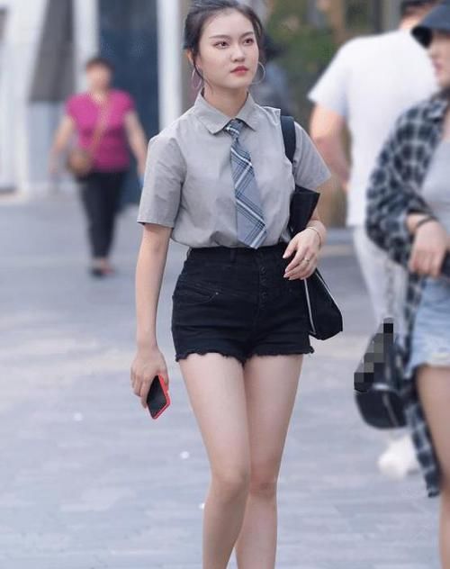 「气质」街拍:身材苗条的美女,一件白色上衣配牛仔短裙,时尚唯美气质