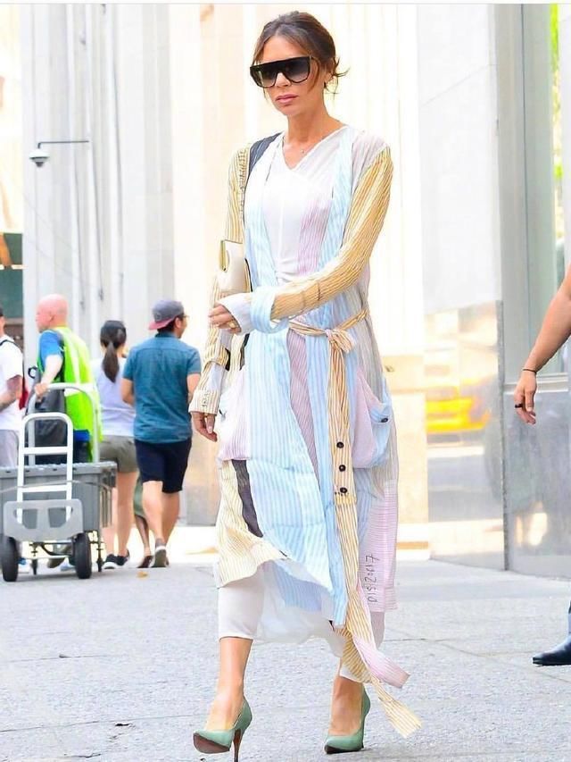 本以为贝嫂的条纹裙够少女了,不料卡戴珊62岁的老妈更厉害!