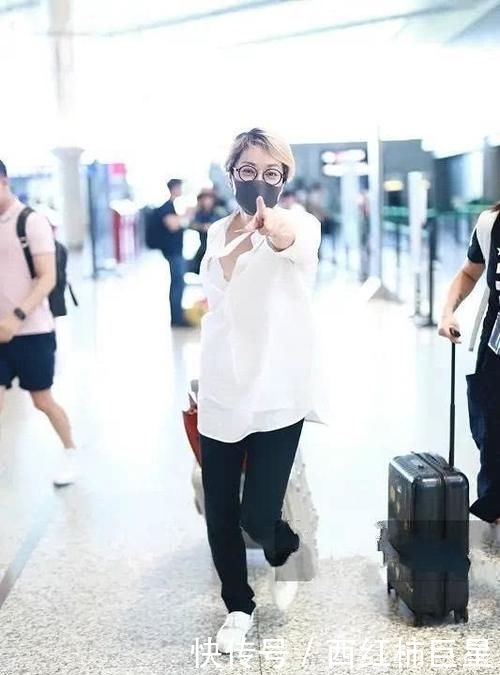 「融合」56岁毛阿敏罕见露面,穿衬衫+五分裤扮嫩走机场,无奈脸有点浮肿