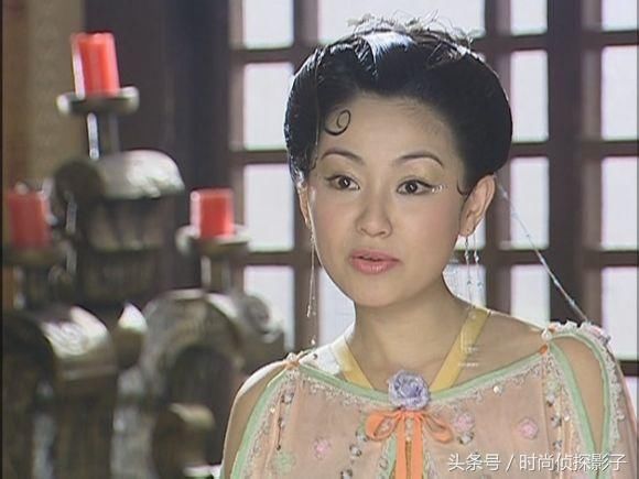 戴胸花的古装女子，贾静雯甜美，李小璐清纯、蒋欣憨态可掬