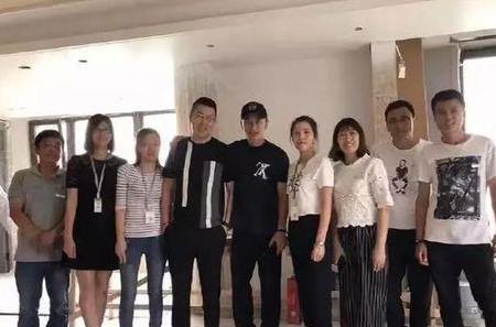 贾乃亮首次回应离婚传闻，却都在关注李小璐的脸，暗示自己有洁癖