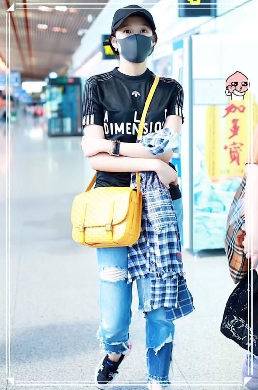 当李宇春和关晓彤同穿黑色T恤,才知溜肩和平肩的气质差距有多大