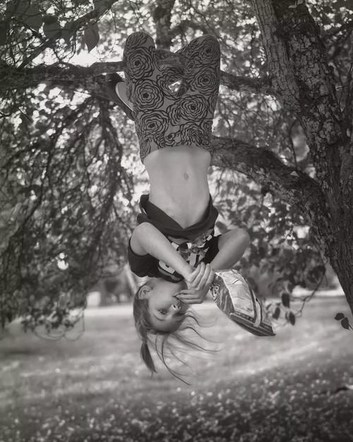 佳作欣赏|黑白画面的自由活力 无忧无虑的童年时光