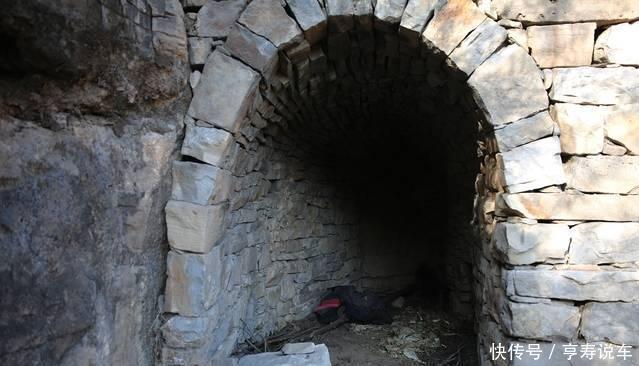 “悬崖”上废弃的窑洞村： 全村娶妻难, 50年间仅娶进一个媳妇儿