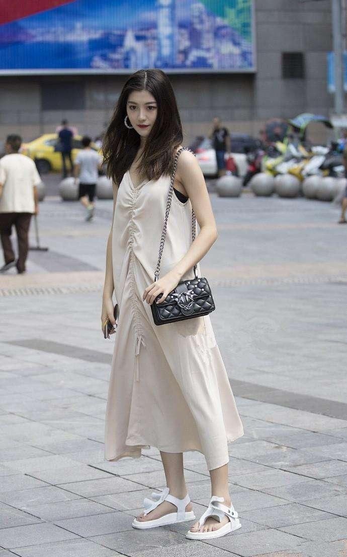 小姐姐第一眼看上去非常的顺眼，身材匀称，面容也很温柔!