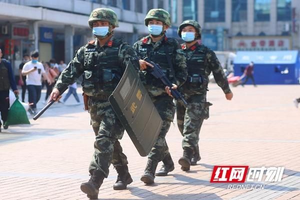  [出行]株洲武警荷枪实弹为市民“五一”出行保驾护航