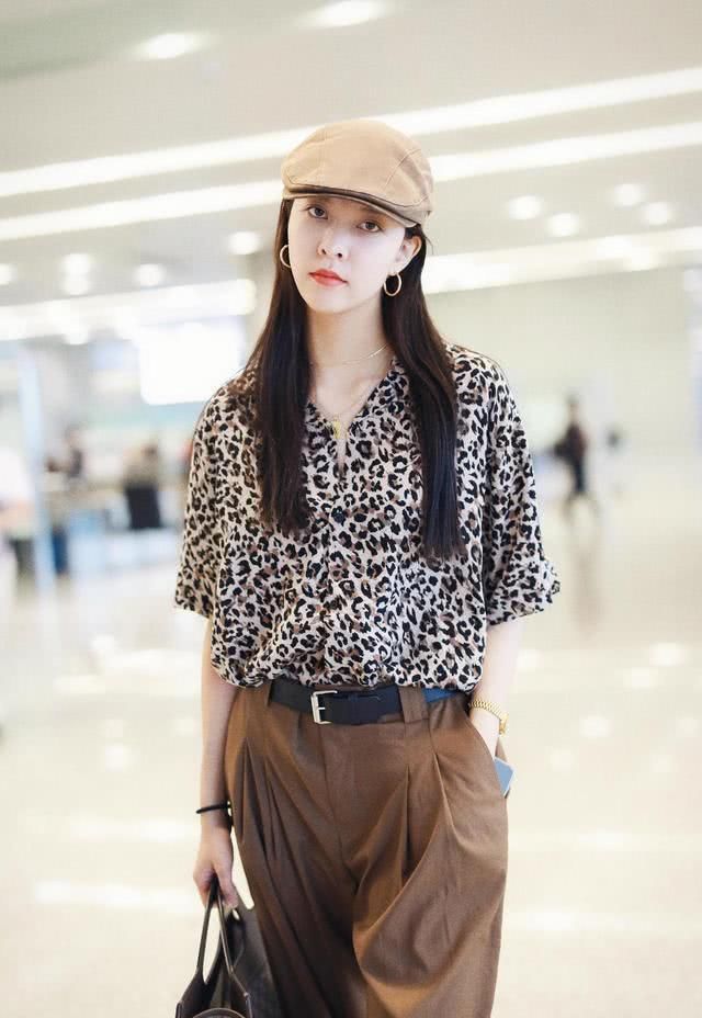 #豹纹设计#宋妍霏是新一代“时髦女神”,穿豹纹衬衫配阔腿裤,慵懒风太高级