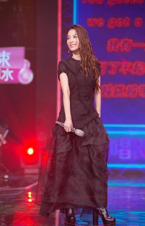 田馥甄一双“砖头鞋”就增高20厘米，怪不得1米6变成1米8！