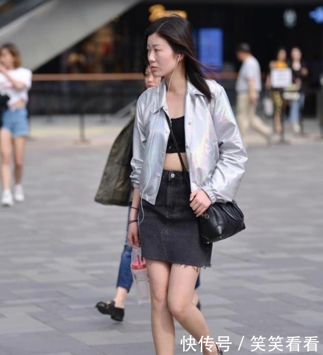 『 脚下一双』时尚穿搭，散发出个性魅力，美女街拍身材完美的小姐姐