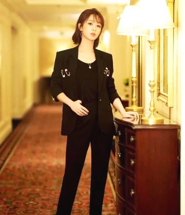 #格子#杨紫穿搭太优秀,穿粉色T恤配粉格子发带,可甜可盐,清纯又减龄