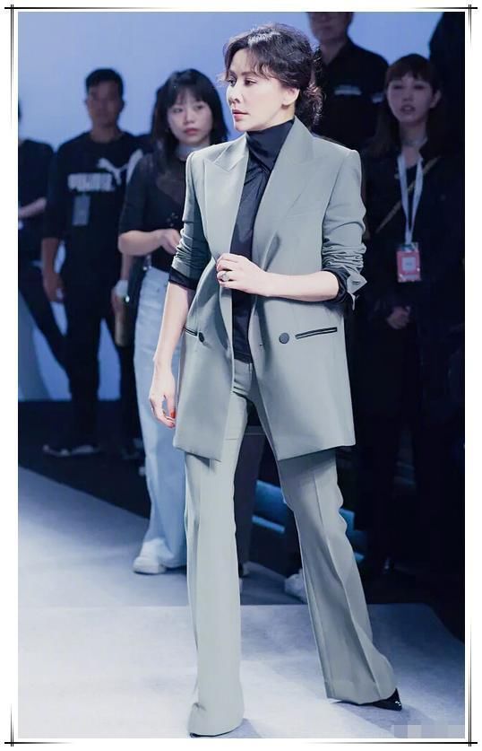 刘嘉玲终于不扮嫩，52岁尽显女王范，网友：脚上的鞋子看着就冒汗