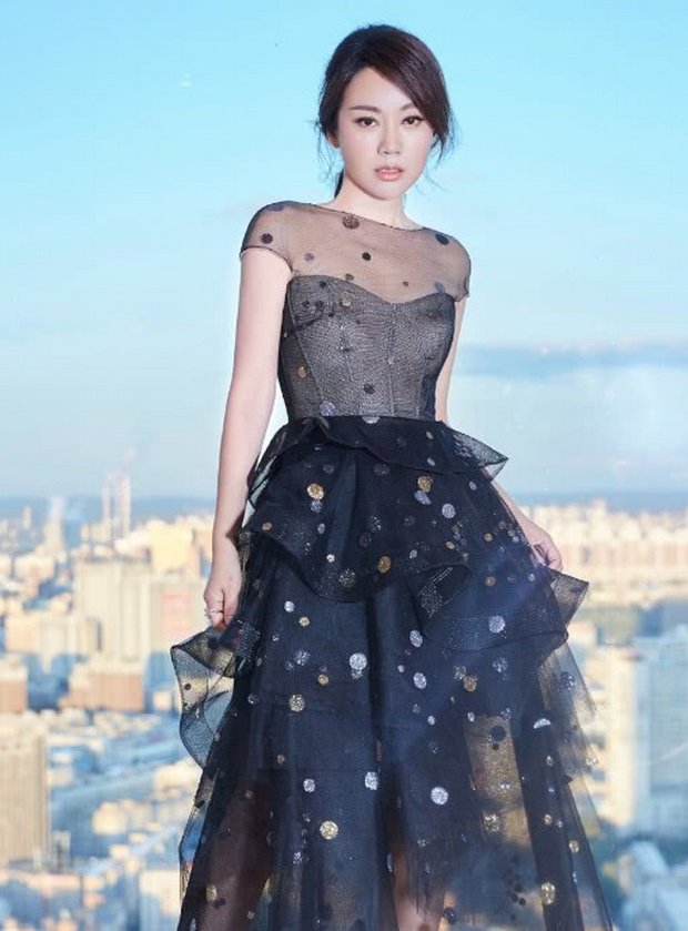 闫妮壕气挡不住，竟然在裙子上撒满了“硬币”，出乎意料的时髦!