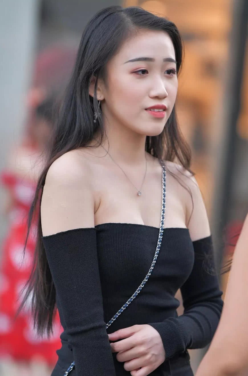 你们最喜欢的一字露肩装，性感傲人曲线吸睛无数，甜美一笑很撩人