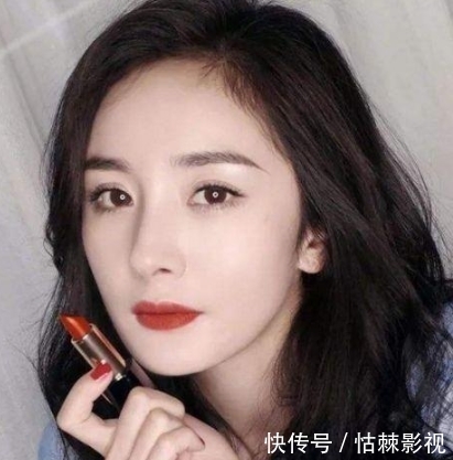  「习惯性地」涂好口红后，为何不能“抿嘴”？化妆师说出实话，不只是为了妆容