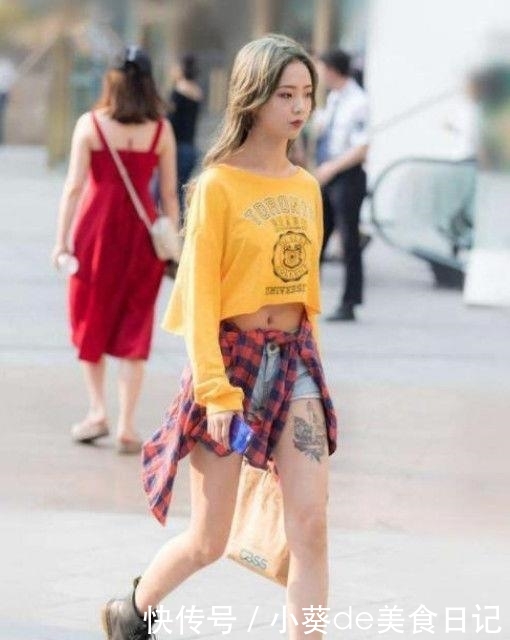  成熟■年轻美女街拍：随性穿搭的美女，成熟又知性！