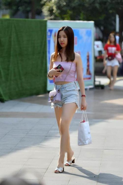 靓丽街拍: 微胖可爱的短裤美女, 大长腿白皙, 脸蛋水嫩颜值高!