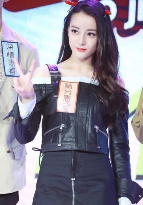 迪丽热巴真绝了，竟然意外的很时尚，把皮裤当上衣穿！