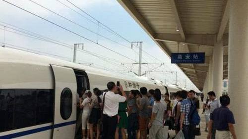 乘坐高铁,下车抽烟时车开走了咋办乘务员：只问一句话即可！