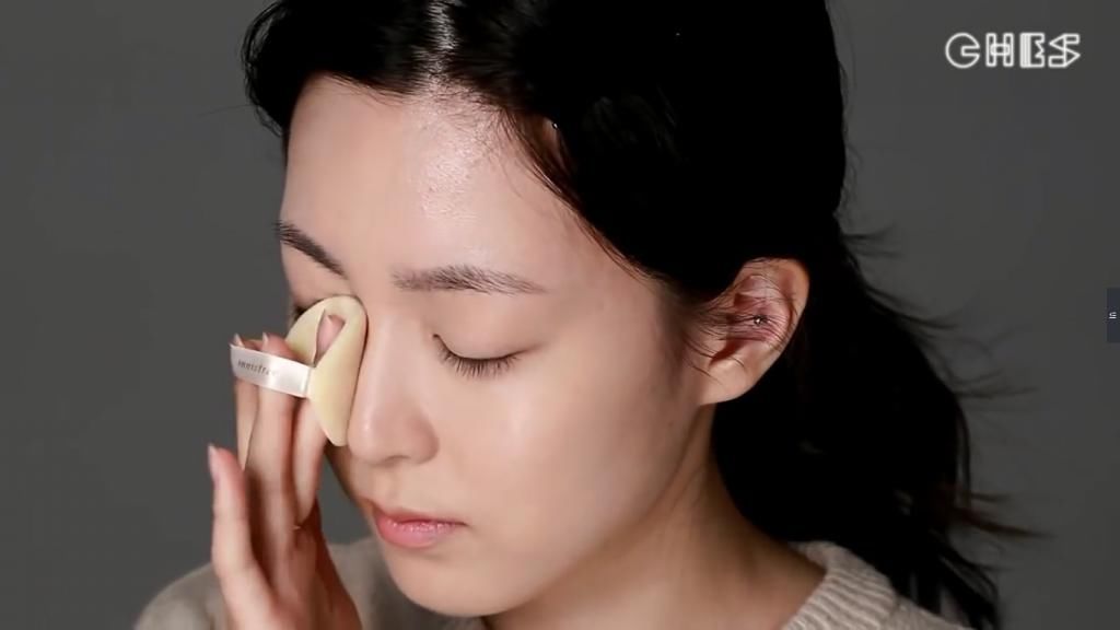  「作用」百校颜：女生必备哪些化妆品？带全套出门不方便，带这几件单品足够了！