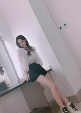 和小四差不多高的鞠婧祎，靠穿衣穿出了1米8的大长腿，这腿比关晓